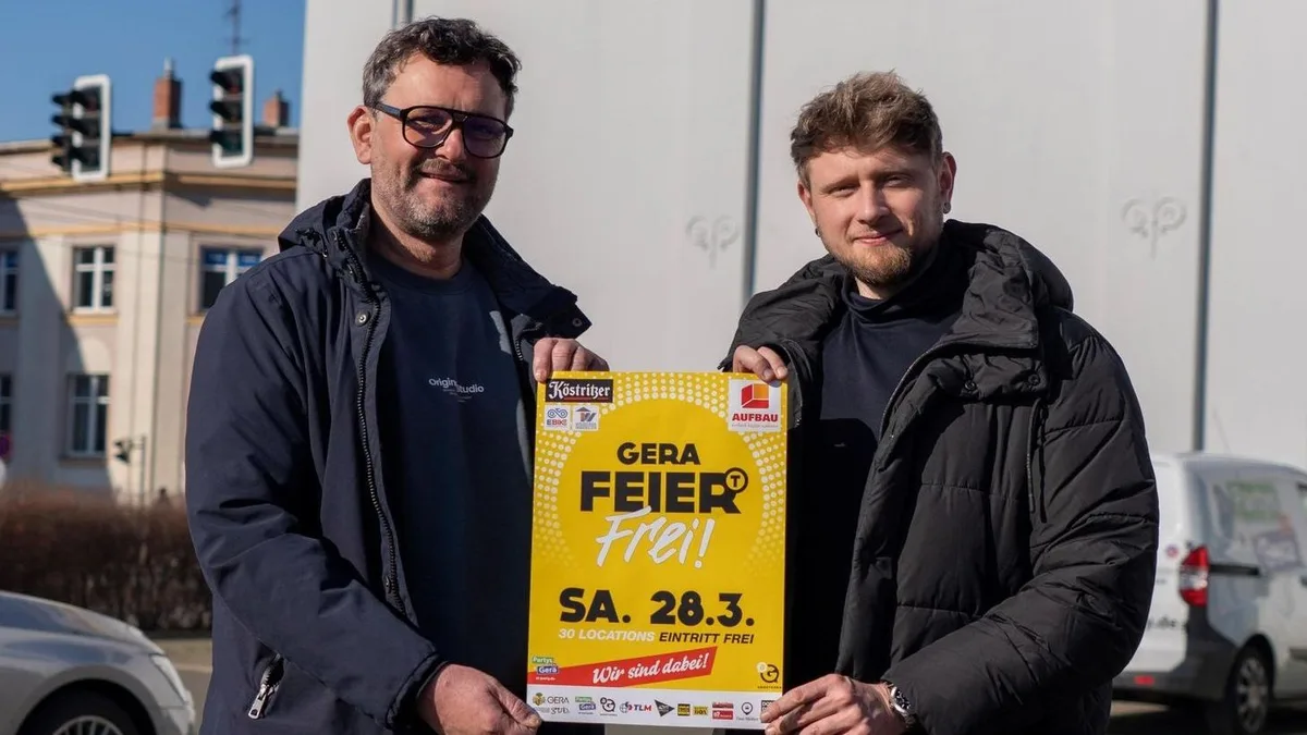 Zwei Männer halten in der Geraer Innenstadt das Plakat von Gera FeiertFrei am 28. März
